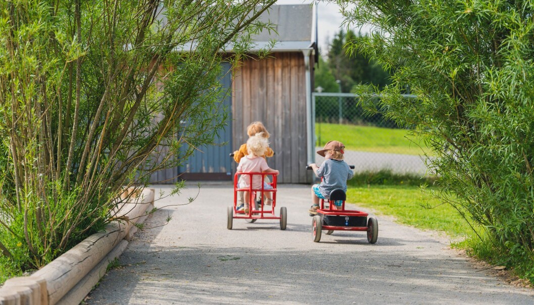 – FUBs rådgivere blir oftere og oftere kontaktet av foreldre som forteller at barnet deres blir utestengt i lek, krenket av ansatte eller mobbet, sier FUB-leder Einar Olav Larsen. – FUBs rådgivere blir oftere og oftere kontaktet av foreldre som forteller at barnet deres blir utestengt i lek, krenket av ansatte eller mobbet, sier FUB-leder Einar Olav Larsen.
