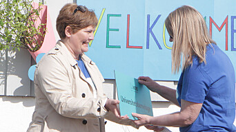 <span class=" italic" data-lab-italic_desktop="italic">Kathrin Olsen ved Nord universitet overrakte skiltet som røper at Neståsen er blitt universitetsbarnehage.</span> <span class=" italic" data-lab-italic_desktop="italic">Kathrin Olsen ved Nord universitet overrakte skiltet som røper at Neståsen er blitt universitetsbarnehage.</span>