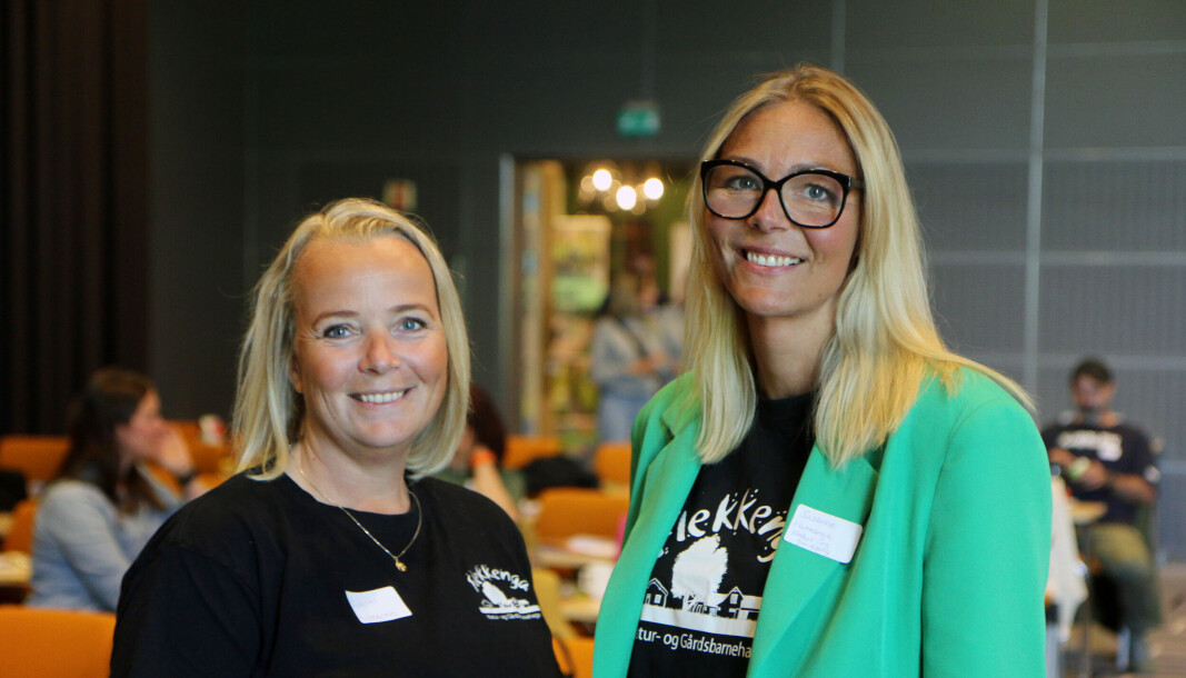 Styrer Elin Storsveen (til venstre) og pedagogisk leder Susanne Marie Arefjord i Flekkenga gårds- og naturbarnehage under NNG-konferansen i Sarpsborg.