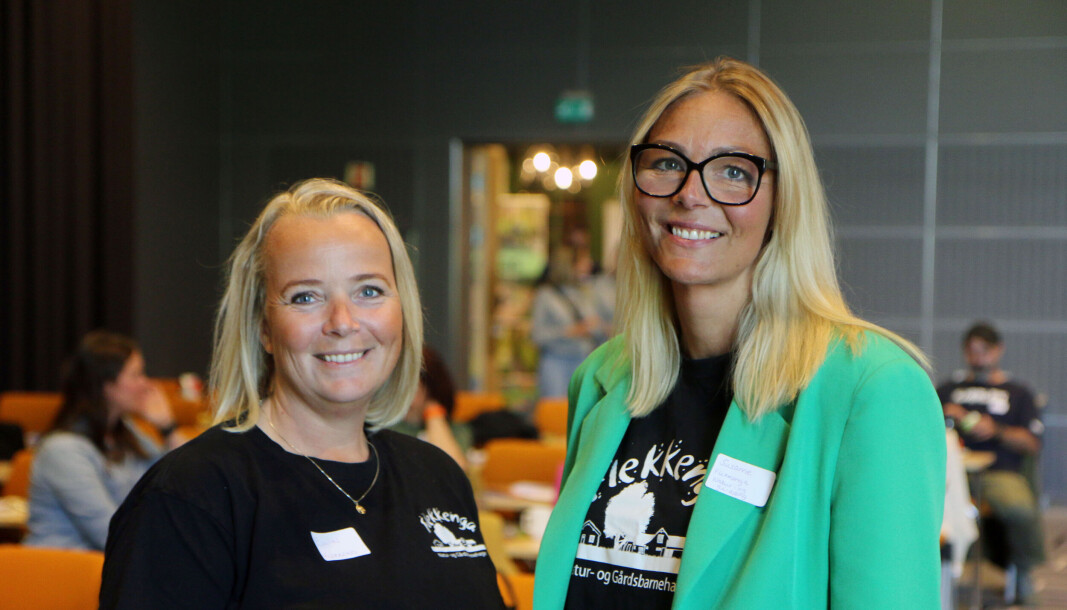 Styrer Elin Storsveen (til venstre) og pedagogisk leder Susanne Marie Arefjord i Flekkenga gårds- og naturbarnehage under NNG-konferansen i Sarpsborg. Styrer Elin Storsveen (til venstre) og pedagogisk leder Susanne Marie Arefjord i Flekkenga gårds- og naturbarnehage under NNG-konferansen i Sarpsborg.