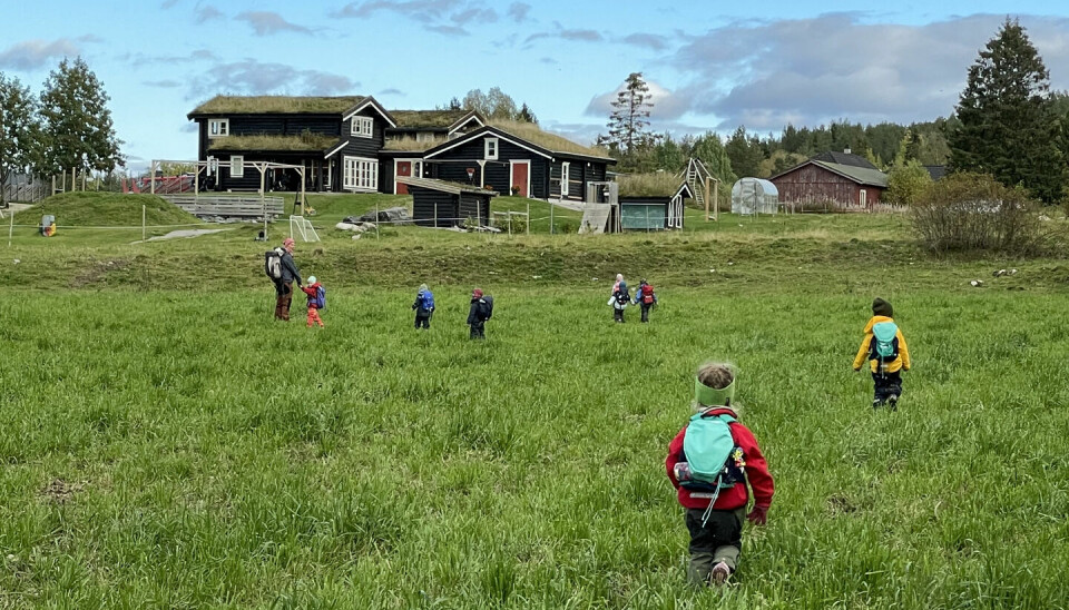 Dette bildet viser Snåsa Montersorribarnehage, ett av i alt fire steder det drives barnehage i Snåsa kommune. Nå blir sektoren bedt om å spare.