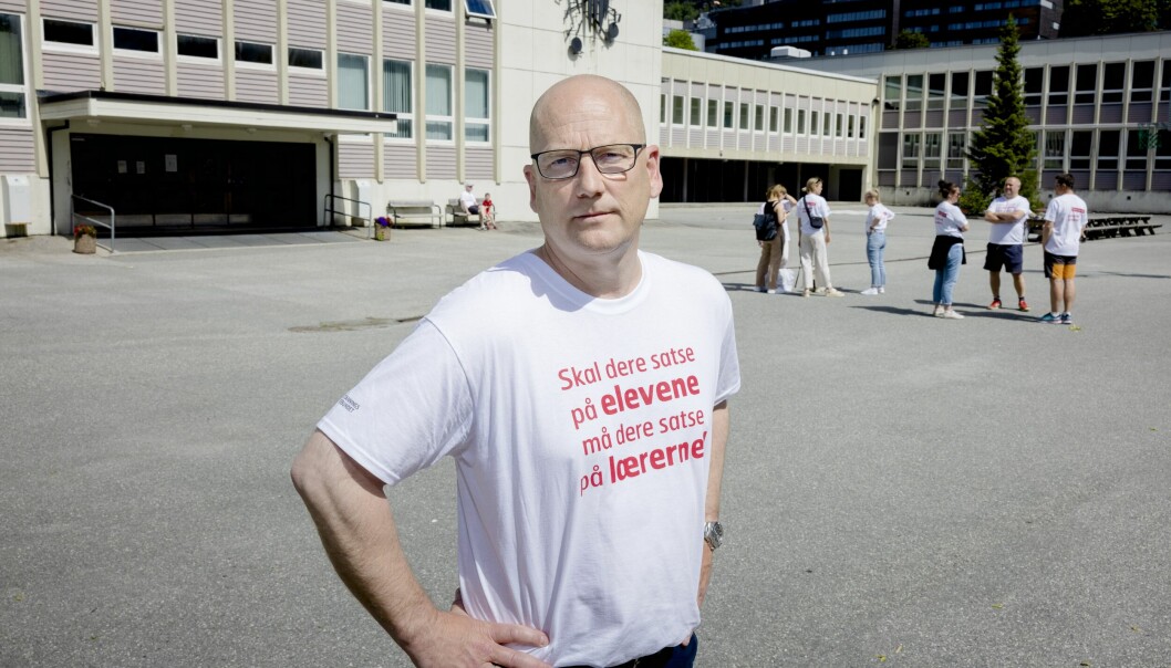 Steffen Handal på første streikeuttak for Utdanningsforbundet ved Gimle oppveksttun skole i Bergen. Han står foran skolen med noen av de streikende i bakgrunnen