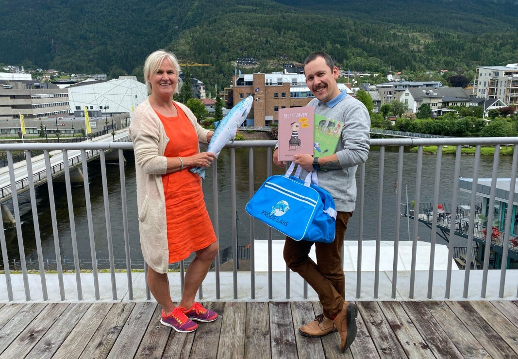Trude Skarvatun og Andreas Macsik viser fram noe av innholdet i overgangsveska. Den tas nå i bruk i alle barnehager i Sunnfjord kommune. Trude Skarvatun og Andreas Macsik viser fram noe av innholdet i overgangsveska. Den tas nå i bruk i alle barnehager i Sunnfjord kommune.