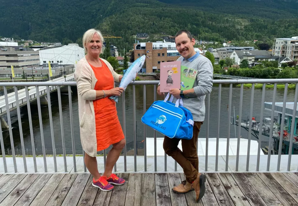 Trude Skarvatun og Andreas Macsik viser fram noe av innholdet i overgangsveska. Den tas nå i bruk i alle barnehager i Sunnfjord kommune.