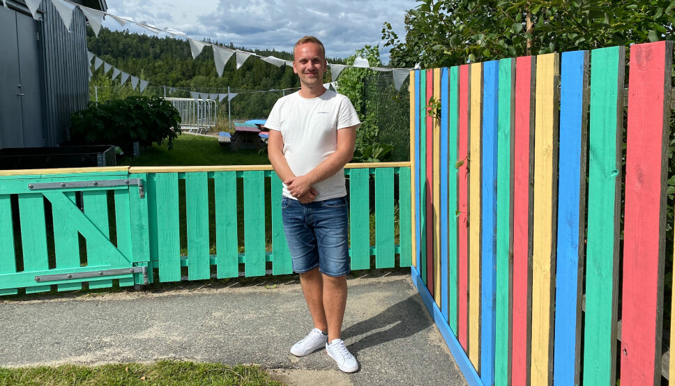 Enhetsleder Petter Ruenes Jensen i Smååsane barnehage i Vennesla forteller at barnehagen gjør flere ting for å gjøre klimaavtrykket til barnehagen minst mulig.