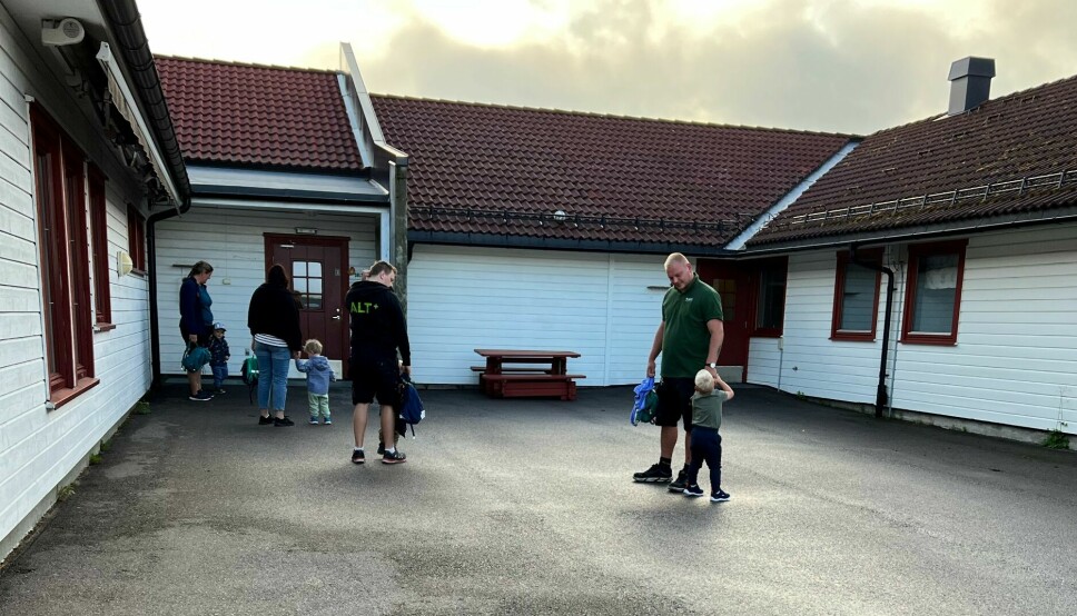 Her står barn og voksne i kø og venter på at barnehagen deres i Tønsberg skal åpne. Samtidig vet foreldre at de kommer for sent på jobb.