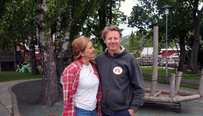 <span class=" italic" data-lab-italic_desktop="italic">Hilde sammen med ektemannen Lars. – Han stiller opp som både vaktmester, økonom, «psykolog» og rådgiver for kona, og har lagt ned en enorm innsats som har vært avgjørende for at det faktisk er barnehage på gården... I tillegg til å pendle til sin egen 100 prosent jobb i Oslo.</span> <span class=" italic" data-lab-italic_desktop="italic">Hilde sammen med ektemannen Lars. – Han stiller opp som både vaktmester, økonom, «psykolog» og rådgiver for kona, og har lagt ned en enorm innsats som har vært avgjørende for at det faktisk er barnehage på gården... I tillegg til å pendle til sin egen 100 prosent jobb i Oslo.</span>