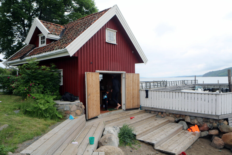 Nede ved sjøen har barnehagen sitt eget hus, som blant annet brukes til å skifte når det er vanntilvenning.