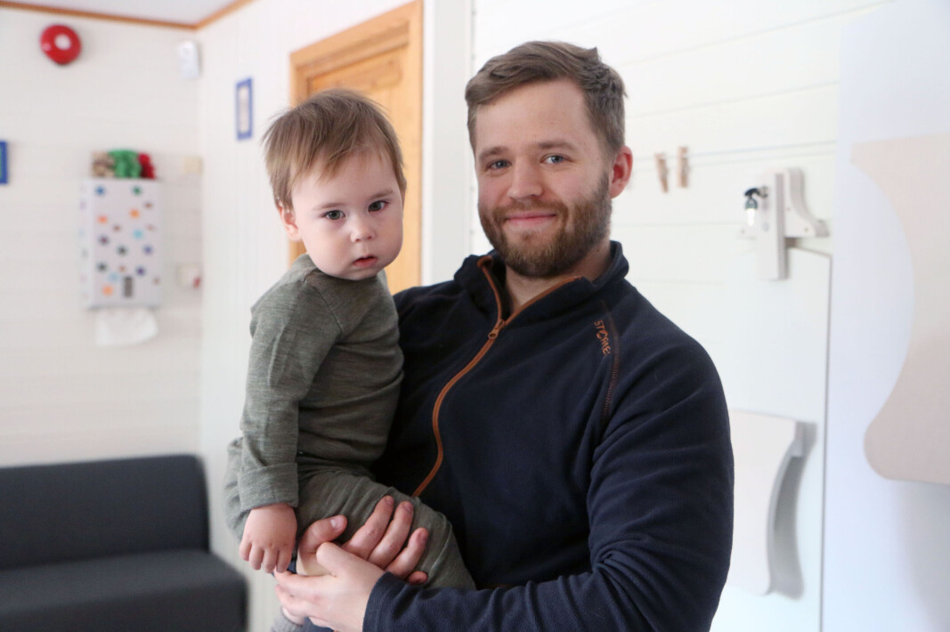 Sondre Larsen jobber på småbarnsavdelingen i Vågønes musikk- og friluftsbarnehage, og er en av dem som allerede har fått en god relasjon med Hugo (16 måneder). Sondre Larsen jobber på småbarnsavdelingen i Vågønes musikk- og friluftsbarnehage, og er en av dem som allerede har fått en god relasjon med Hugo (16 måneder).