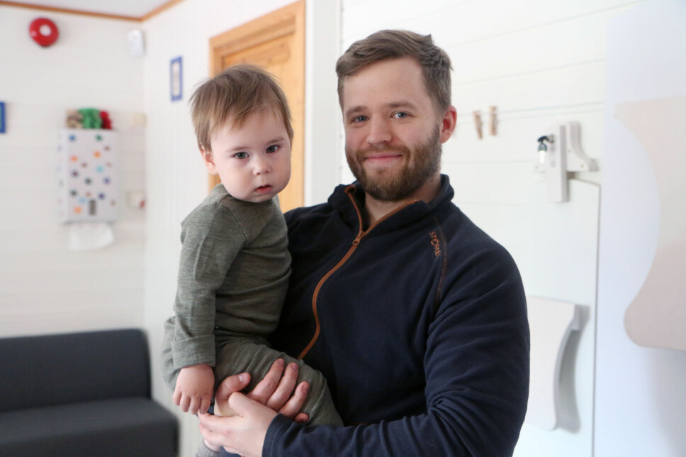 Sondre Larsen jobber på småbarnsavdelingen i Vågønes musikk- og friluftsbarnehage, og er en av dem som allerede har fått en god relasjon med Hugo (16 måneder).