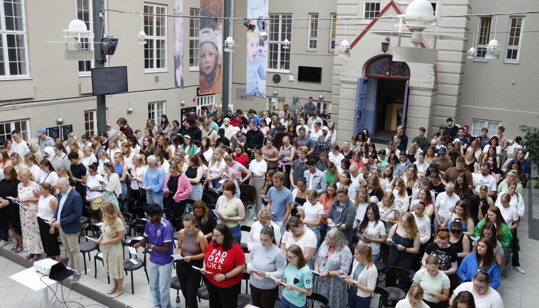 Tirsdag 16. august åpnet det nye studieåret ved Dronning Mauds Minne høgskole for barnehagelærerutdanning. – Arrangementet var preget av den høytidsstemning som hører med, forteller seniorrådgiver Berit Gåsbakk. Tirsdag 16. august åpnet det nye studieåret ved Dronning Mauds Minne høgskole for barnehagelærerutdanning. – Arrangementet var preget av den høytidsstemning som hører med, forteller seniorrådgiver Berit Gåsbakk.
