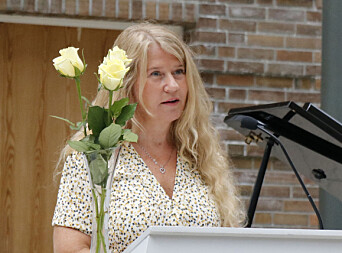 <span class=" italic" data-lab-italic_desktop="italic">Rektor Else Berit Skagen talte til studentene med tre gule roser på talerstolen. Hun forklarte at rosene symboliserte tro, håp og kjærlighet og viste til at dette er gode verdier å ha med seg i møte med livet og andre mennesker, uavhengig av livssyn eller trostilhørighet.</span> <span class=" italic" data-lab-italic_desktop="italic">Rektor Else Berit Skagen talte til studentene med tre gule roser på talerstolen. Hun forklarte at rosene symboliserte tro, håp og kjærlighet og viste til at dette er gode verdier å ha med seg i møte med livet og andre mennesker, uavhengig av livssyn eller trostilhørighet.</span>