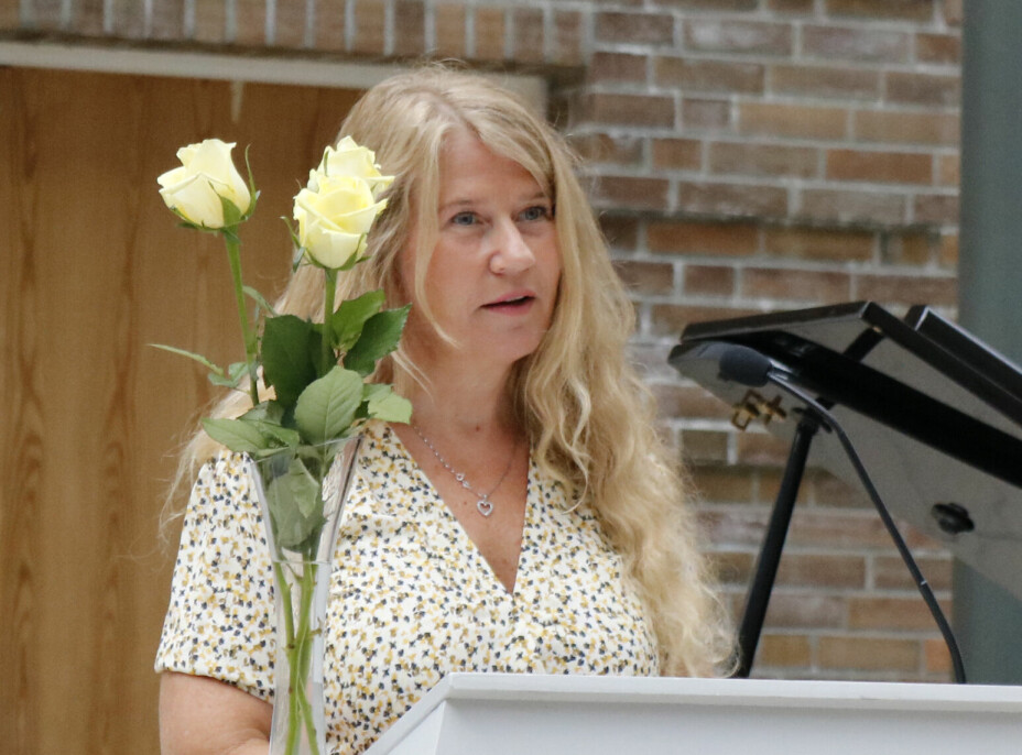 Rektor Else Berit Skagen talte til studentene med tre gule roser på talerstolen. Hun forklarte at rosene symboliserte tro, håp og kjærlighet og viste til at dette er gode verdier å ha med seg i møte med livet og andre mennesker, uavhengig av livssyn eller trostilhørighet.