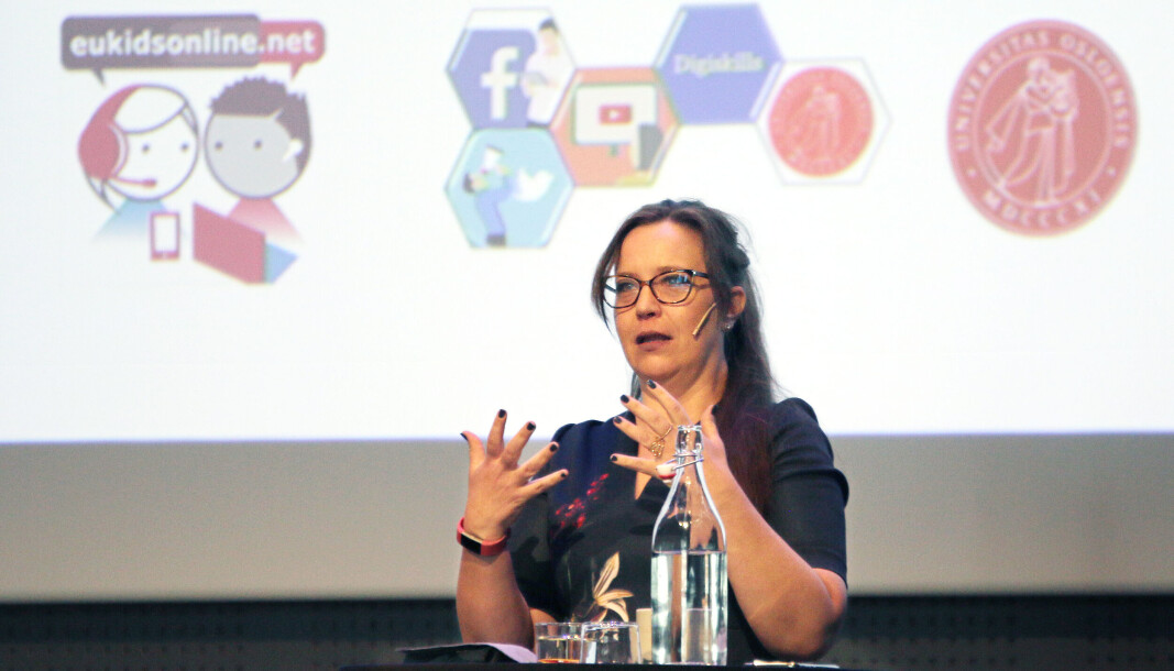For de aller fleste barn og unge er internett et ganske ålreit sted å være, sa professor og medieforsker Elisabeth Staksrud til barnehagelederne, og minnet om generasjonsforskjellene på hva som forbindes med nettet – eksemplifisert med yr.no og Tiktok. For de aller fleste barn og unge er internett et ganske ålreit sted å være, sa professor og medieforsker Elisabeth Staksrud til barnehagelederne, og minnet om generasjonsforskjellene på hva som forbindes med nettet – eksemplifisert med yr.no og Tiktok.