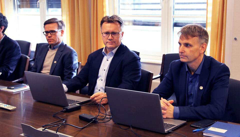 Forhandlingsleder Espen Rokkan (i midten) og administrerende direktør i PBL, Jørn-Tommy Schjelderup, ved inngangen av dagens meklinger. De førte ikke fram.