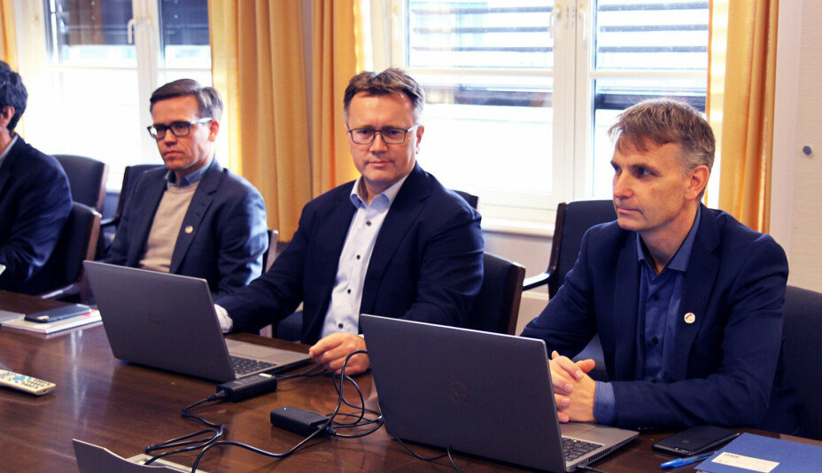 Forhandlingsleder Espen Rokkan (i midten) og administrerende direktør i PBL, Jørn-Tommy Schjelderup.