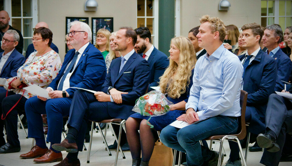 Kronprins Haakon sammen med blant andre rektor Else Berit Skagen og forskning og høyere utdanningsminister Ola Borten Moe (Sp).
