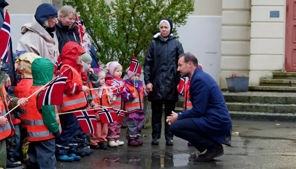 Kronprins Haakon tok seg god tid til å hilse på både små og store under besøket på DMMH mandag.