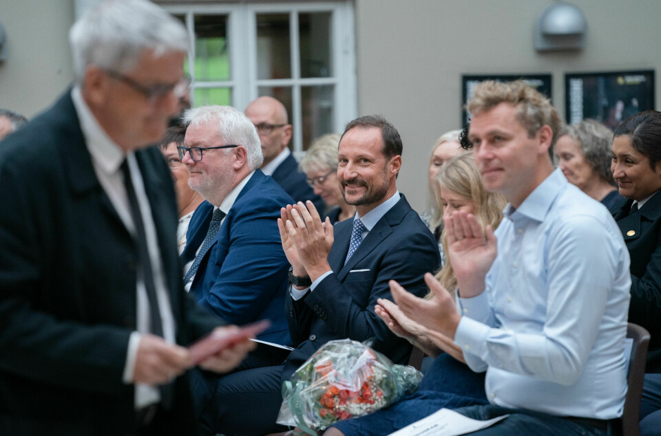 Ivar Selmer-Olsen (til venstre) får applaus fra statsforvalter Frank Jenssen, kronprins Haakon og statsråd Ola Borten Moe etter talen der han både fortalte om skolens historie og kom med krav til dagens politikere.