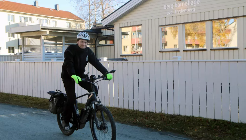 Daglig leder Paal Christian Bjønnes i Trondhjems Asylselskap sykler mellom barnehagene for å snakke med ansatte på begge sider av porten under streiken.