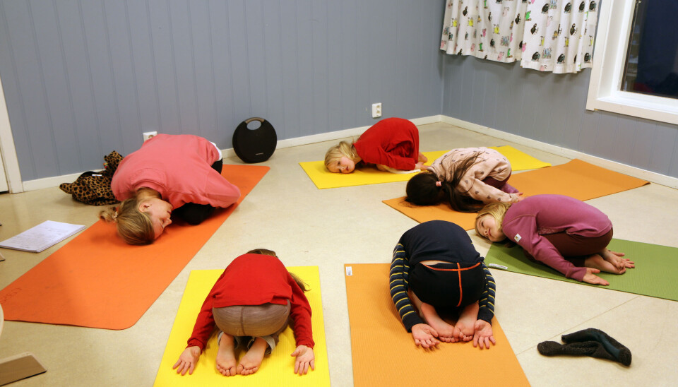 Kine Bendixen har barneyoga i Stordalen friluftsbarnehage. Da er det greit å roe litt ned. Kine Bendixen har barneyoga i Stordalen friluftsbarnehage.