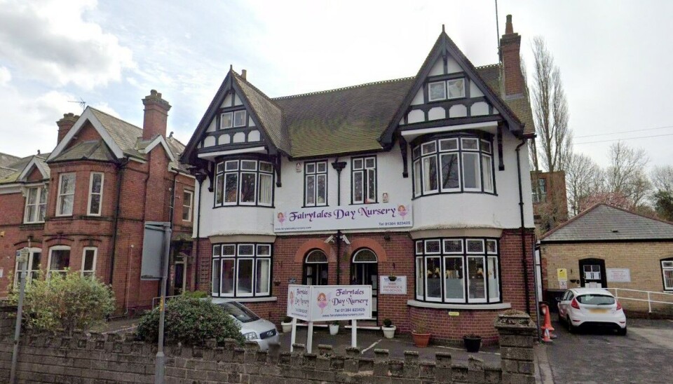 Hendelsen skjedde i Fairytales Day Nursery i den engelske byen Dudley. Nå er barnehagen fratatt godkjenningen.