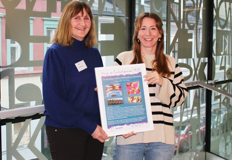 Kari Fjellhammer (til venstre) og Rebecca Chloë Fjellheim tok imot prisen på vegne av Lia barnehage.