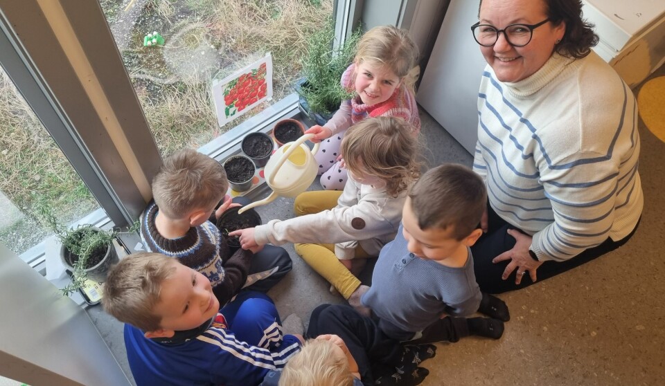 Kathrine Haugland og noen av barna sjekker om tomatplantene har begynt å spire. Det har de. Nå er Haugland gardsbarnehage landets første UNESCO-barnehage.