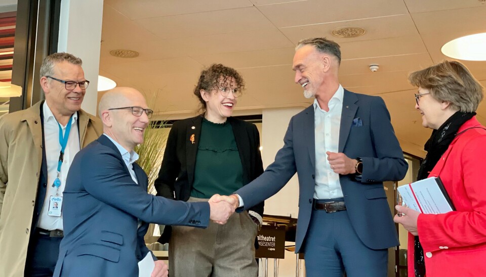 Lønnsoppgjøret i kommunene startet i dag. Steffen Handal (Unio kommune) hilser på Tor Arne Gangsø (KS), i midten Tonje Leborg (Akademikerne), til høyre Mette Nord (LO kommune) og helt til venstre Trond Ellefsen fra YS kommune.