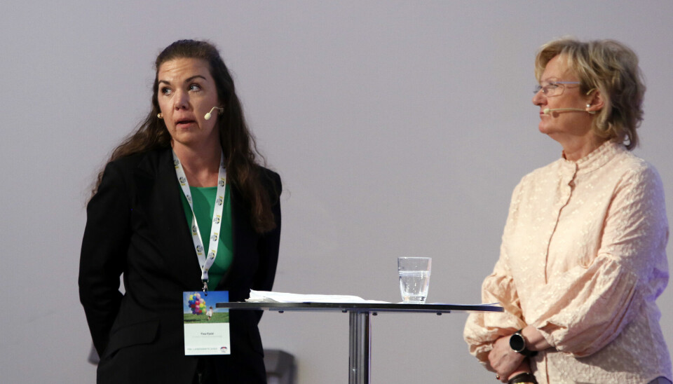 Tina Fjeld fra Ullevålsletta barnehage i Oslo sammen med debattleder Trude Teige.