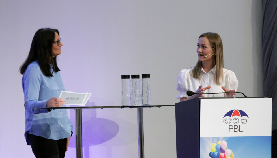 Pedagogisk leder Monika Mathiesen i Neståsen barnehage i samtale med Kristine Rishaug Ruus. Pedagogisk leder Monika Mathiesen i Neståsen barnehage i samtale med Kristine Ruus fra PBL under landsmøtet 2023.