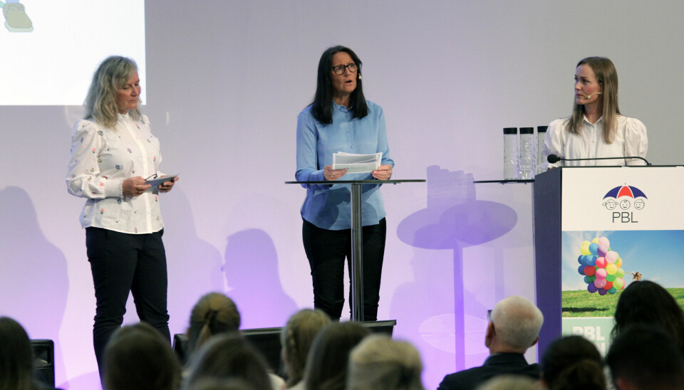 Pedagogisk leder Monika Mathiesen i Neståsen barnehage i samtale med Kari Vold Jensen (til venstre) og Kristine Ruus (til høyre) fra PBL under landsmøtet 2023. Barnas verneombud.