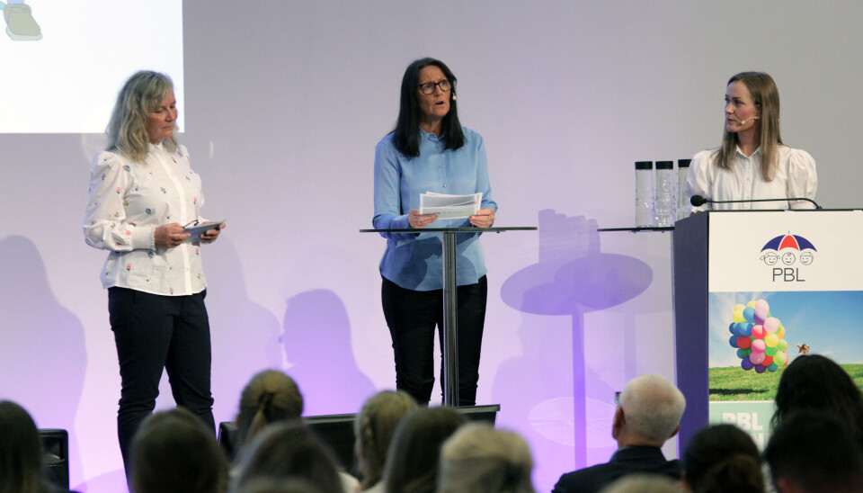 Pedagogisk leder Monika Mathiesen i Neståsen barnehage i samtale med Kari Vold Jensen (til venstre) og Kristine Rishaug Ruus (til høyre) under PBLs landsmøte. Pedagogisk leder Monika Mathiesen i Neståsen barnehage i samtale med Kari Vold Jensen (til venstre) og Kristine Ruus (til høyre) fra PBL under landsmøtet 2023. Barnas verneombud.