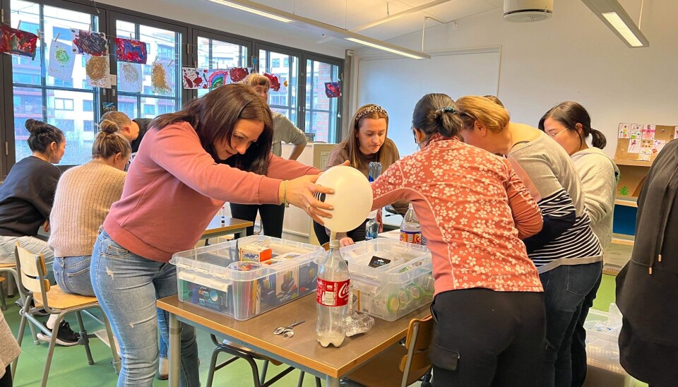 De ansatte i Fyrstikkalleen barnehage tester utstyr og ulike eksperimenter.