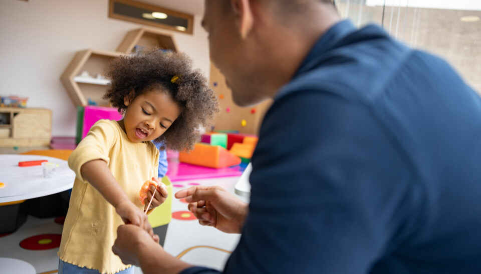 «Barna i barnehagene våre skal bli møtt av voksne som gir mulighet for, legger til rette for og beskytter barnas lek» skriver artikkelforfatteren.
