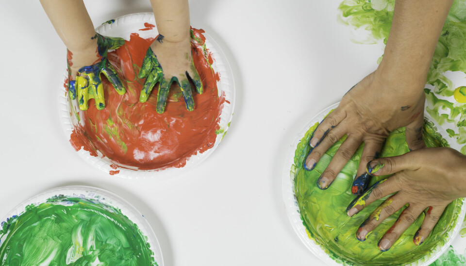 «Kan det være en utfordring at ansatte i barnehager rundt omkring ikke føler seg komfortable med å være kunstformidlere?» spør artikkelforfatteren.