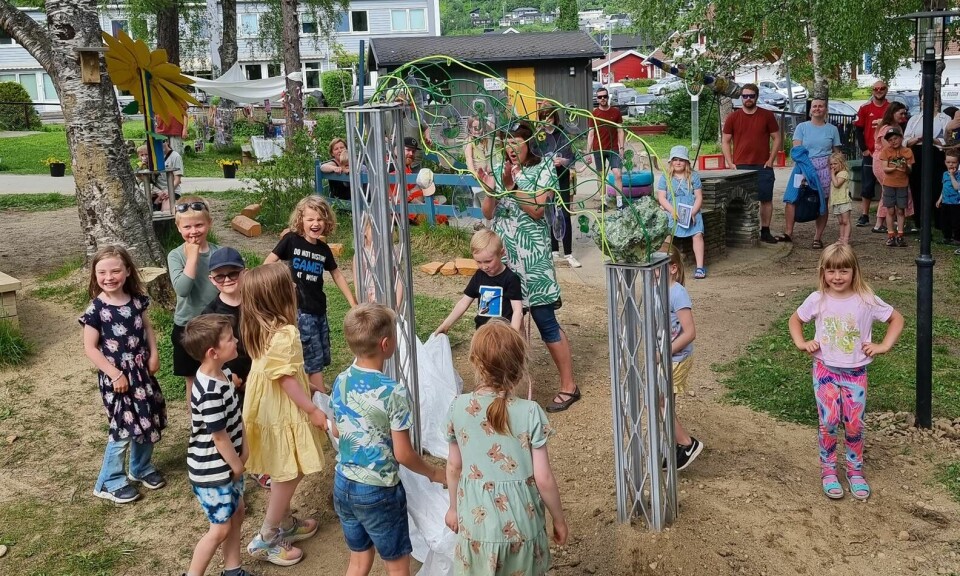 'Avgangsbarna' ved Selfors barnehage har nettopp avduket årets skulptur sammen med pedagogisk leder Line Bårdsen. Skulpturen er nummer 13 i rekken som står permanent på barnehagens uteområde.
