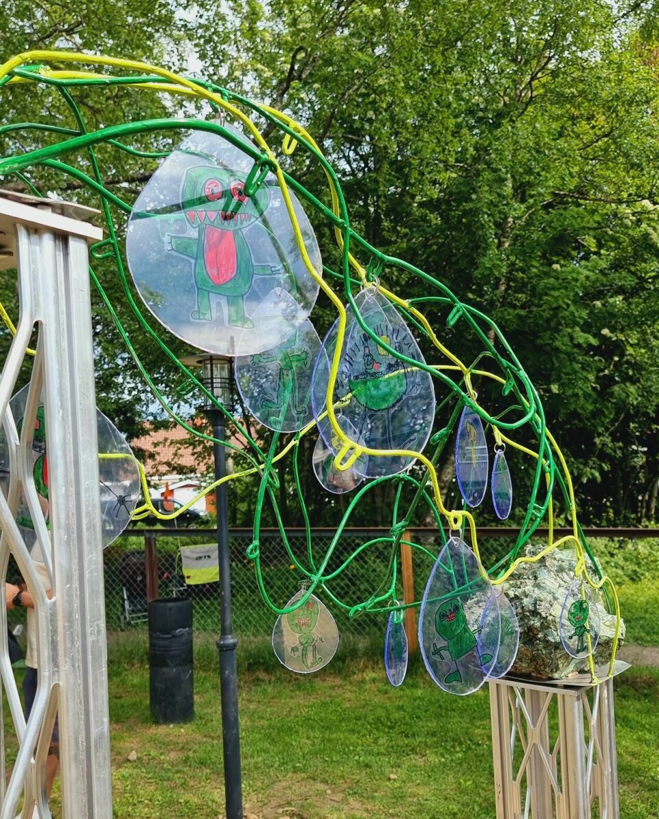 Selfors barnehage har sin egen skulpturpark. Bildet viser detaljer på årets skulptur, 'Nordlandsbuen' (2023)