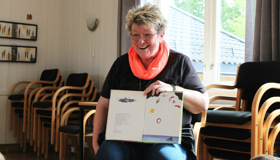 Pedagogisk leder Petra Haubold leser fra boka «Lille nullet og de andre».