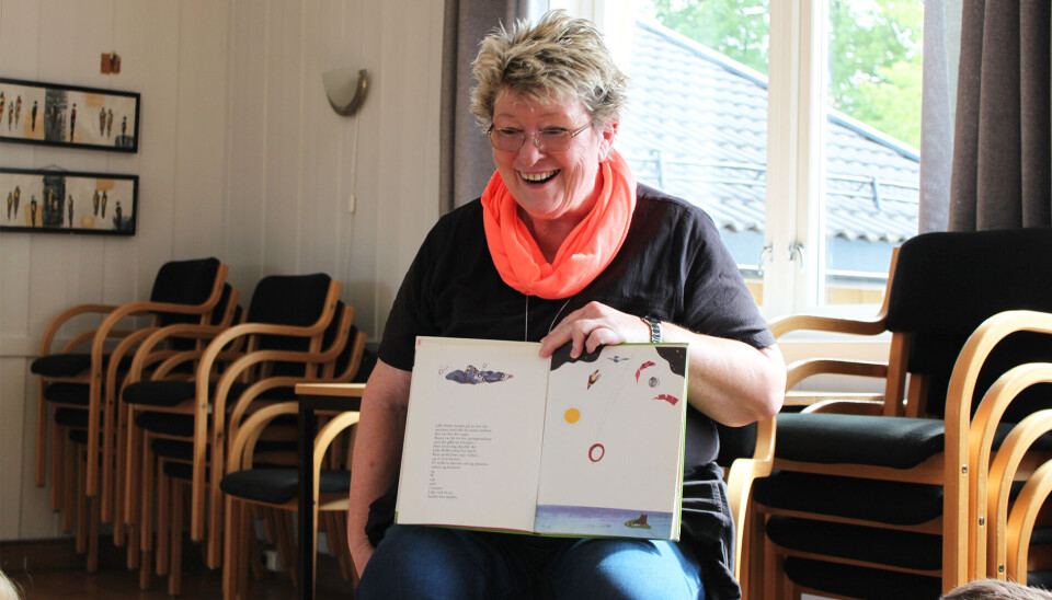 Pedagogisk leder Petra Haubold leser fra boka «Lille nullet og de andre».