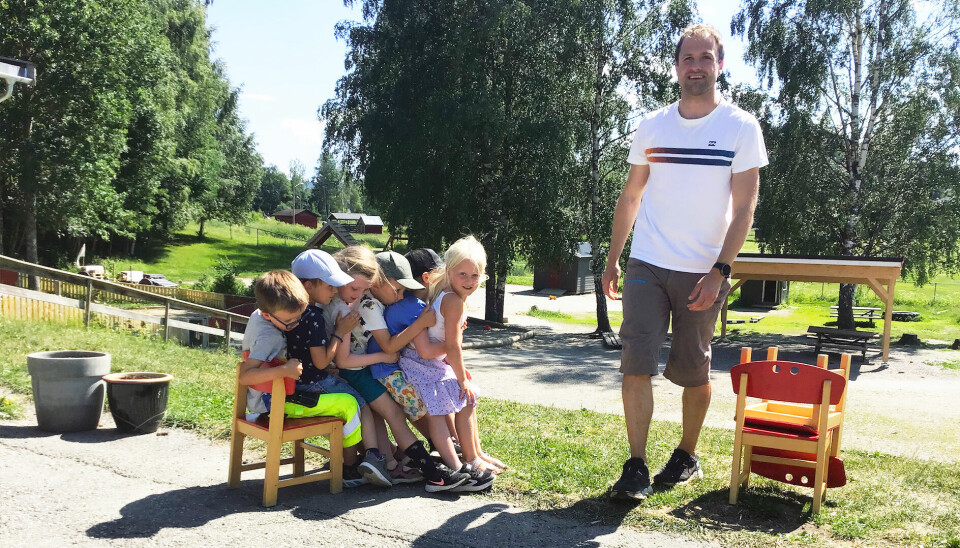 Når barna i Vingar barnehage begynner på skolen til høsten, får de med seg en pedagog de kjenner godt. Her leker barna og Ivar Sgaheim «samarbeidsstolen». En lek de også vil møte på i førsteklasse.