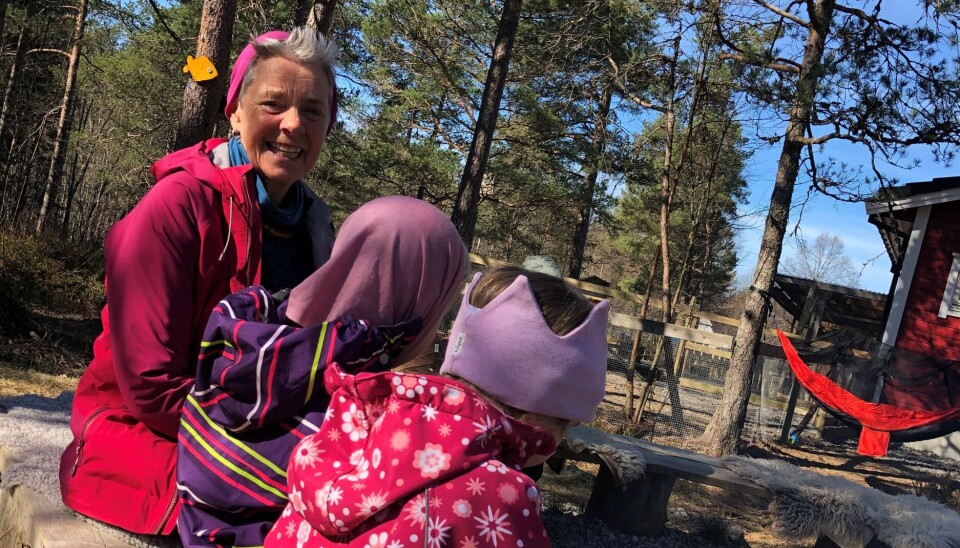 Gerd Ulstein (70) kjem til Plassebakken barnehage éin dag i veka for å vere saman med ungane.