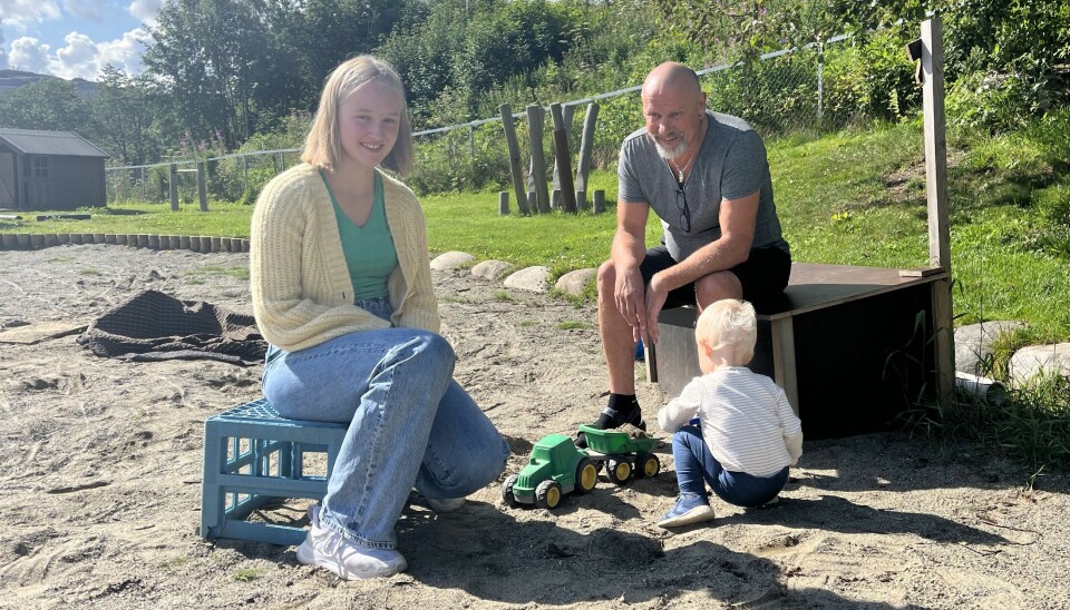 Oline Samdal (16) har snart sin siste dag på jobb i Soknes barnehage i Midtre Gauldal. Enhetsleder Odd Arne Haugen håper hun satser på en jobb i sektoren i framtiden.
