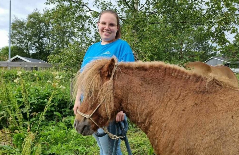 Lene Anette Nesjan Lindrupsen (28) er på valg for Rødt i Brønnøy, og jobber i Fjellsøya barnehage. – Det er en gårds- og friluftsbarnehage, og her har vi tilgang til hester, kyr; highland cattle, ender og slangen Bob.