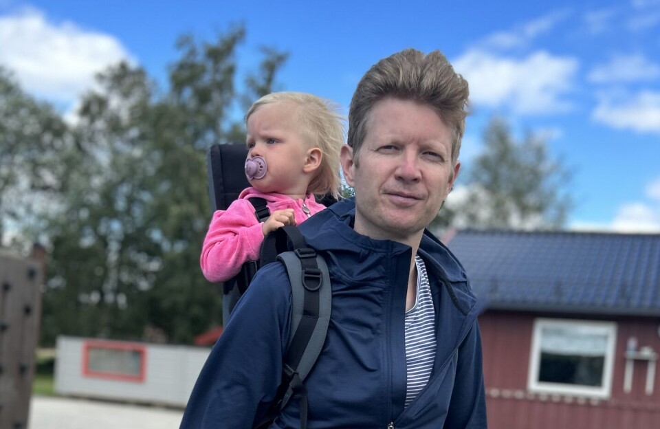 FUB-leder Einar Olav Larsen forteller om smokke-abstinens og synkende blodsukker med påfølgende krevende stemning i tilvenningsperioden. Likevel ser Kjersti (1 år) ut til å takle barnehagestarten fint.