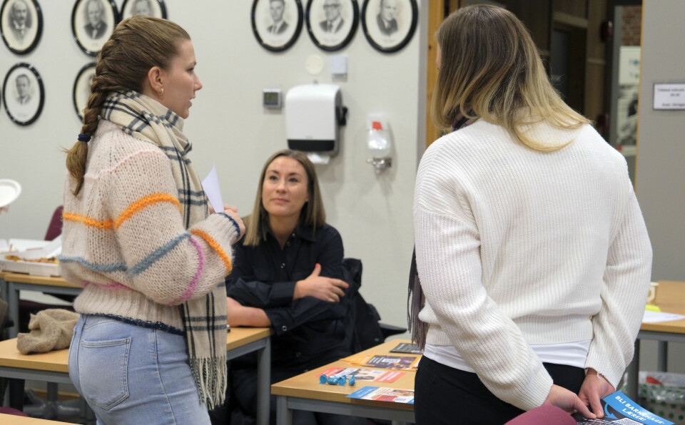 Prosjektleder Hanne Paulsen Gravrok har besøkt 40 av 41 kommuner i Nordland etter at LæreriNord startet for et år siden. Her snakker hun med to potensielle studenter i Mosjøen.