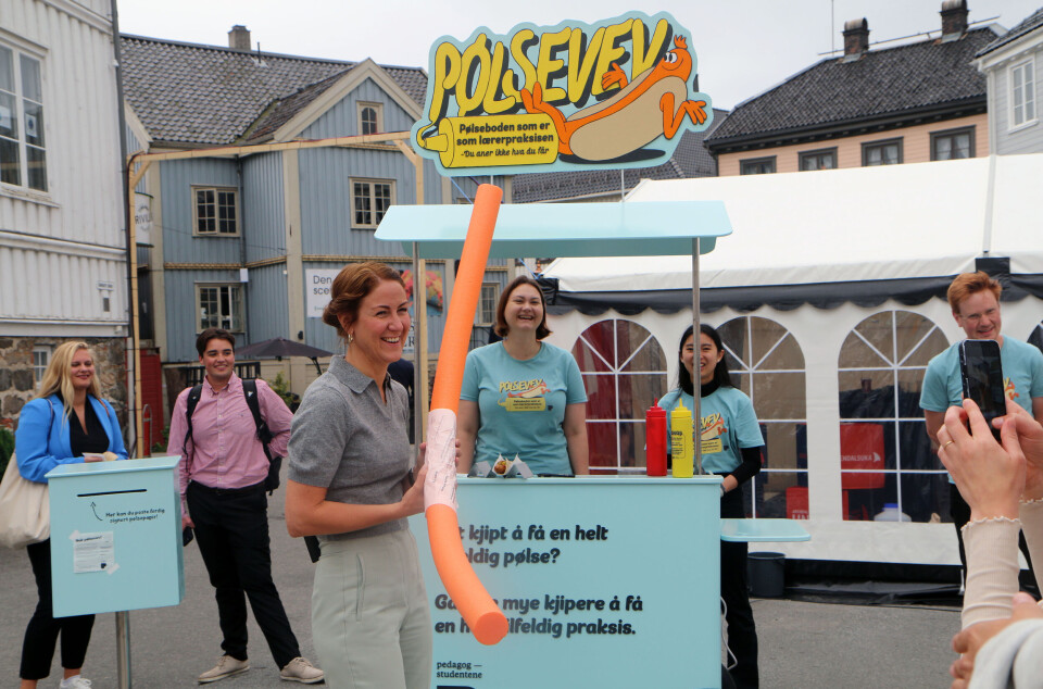 – Det var veldig pedagogisk klokt å fremme krav og gi meg pølse samtidig, sier Tonje Brenna etter den litt spesielle serveringen.