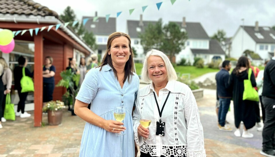 Avdelingsleder Kjersti Bjørnøy i Gullfaks barnehage og virksomhetsleder i Tastabarnehagene Eli Mundheim feiret oppstarten med brus i glasset.