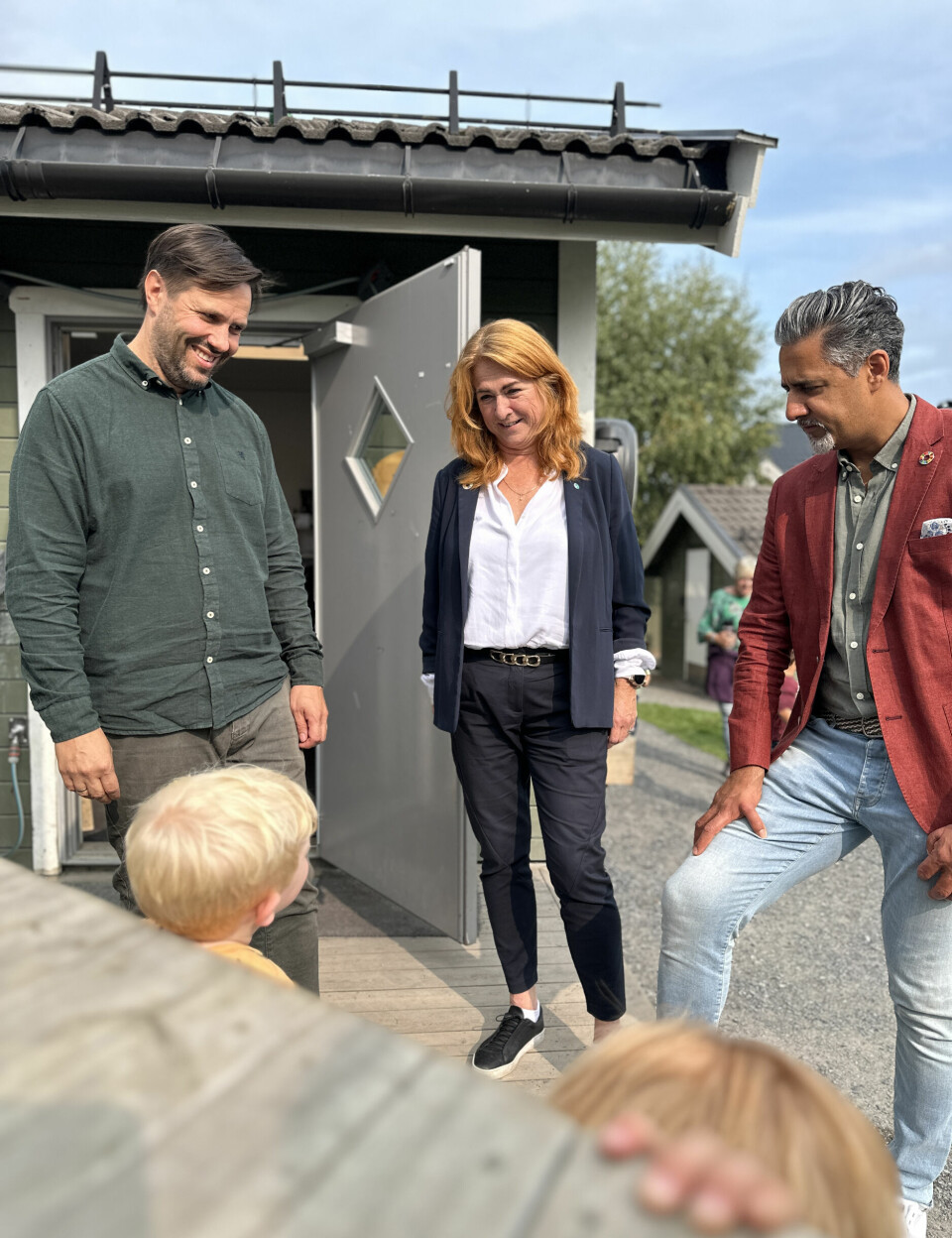 Politikerne fikk også hilse på noen av hovedpersonene i Ånnerudtoppen barnehage.