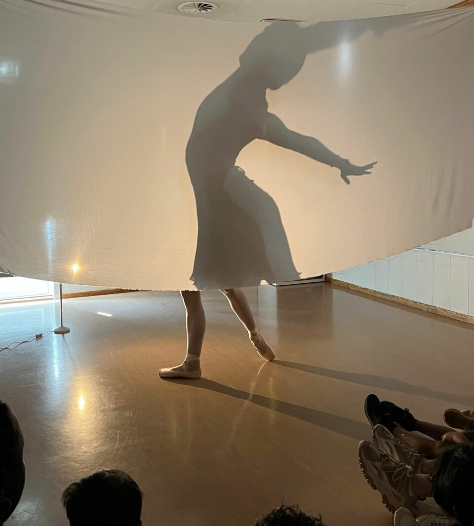 Ballettdanser Tiri Anemone Berge overrasket barna under prisutdelingen.